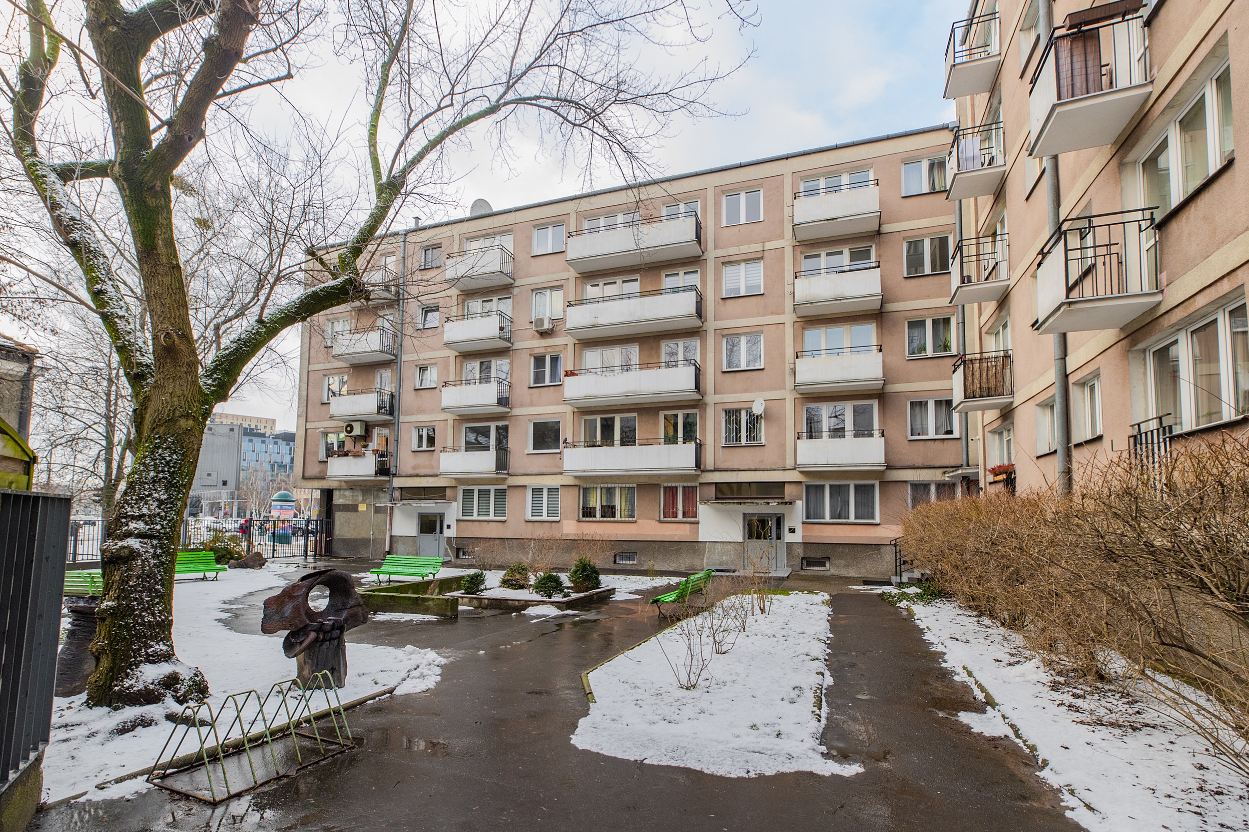 Spokojny dziedziniec budynku